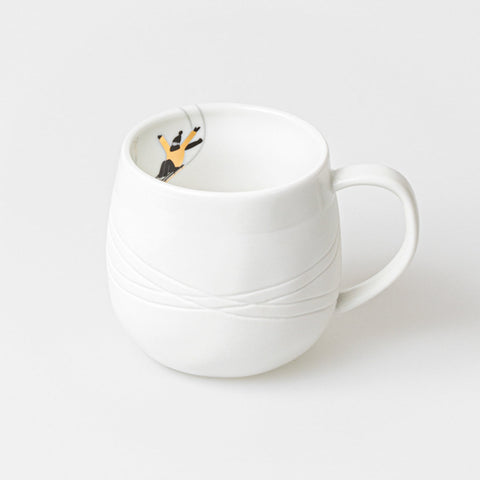 R92313 Snowy Day Mug Sledding